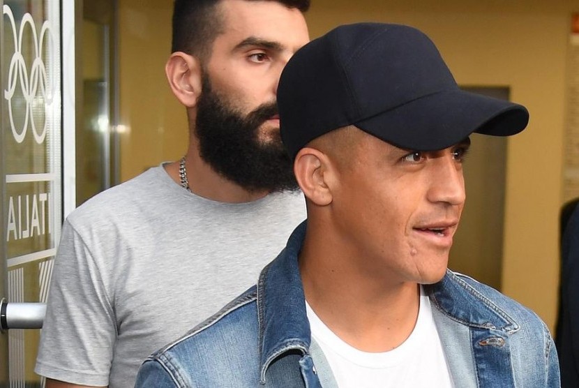 Alexis Sanchez tiba di kantor Coni (Komite Olimpiade Italia) di Milan untuk pemeriksaan medis sebelum penandatanganannya untuk Inter Milan, di Milan, Italia, 28 Agustus 2019. 