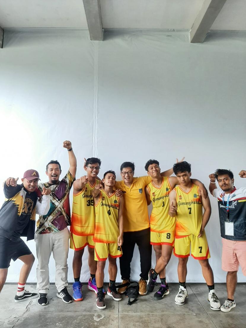 Alfa Hari Kusumanegara (keempat kanan) bersama para pemain tim basket Gunungkidul pada ajang Porda XVI DIY.