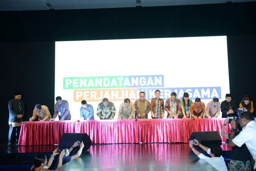 Alfamart melakukan penandatanganan nota kesepahaman (MoU) tentang Co-Branding Wonderful Indonesia antara PT Sumber Alfaria Trijaya Tbk dengan Kementerian Pariwisata di Jakarta, Selasa (26/9).