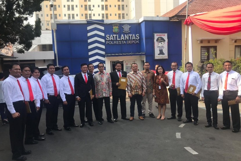 Alfamart memberikan penghargaan kepada 15 anggota Polres Depok.