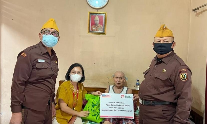 Alfamart menyalurkan bantuan paket sembako kepada 755 kepada veteran di 13 kota Indonesia.