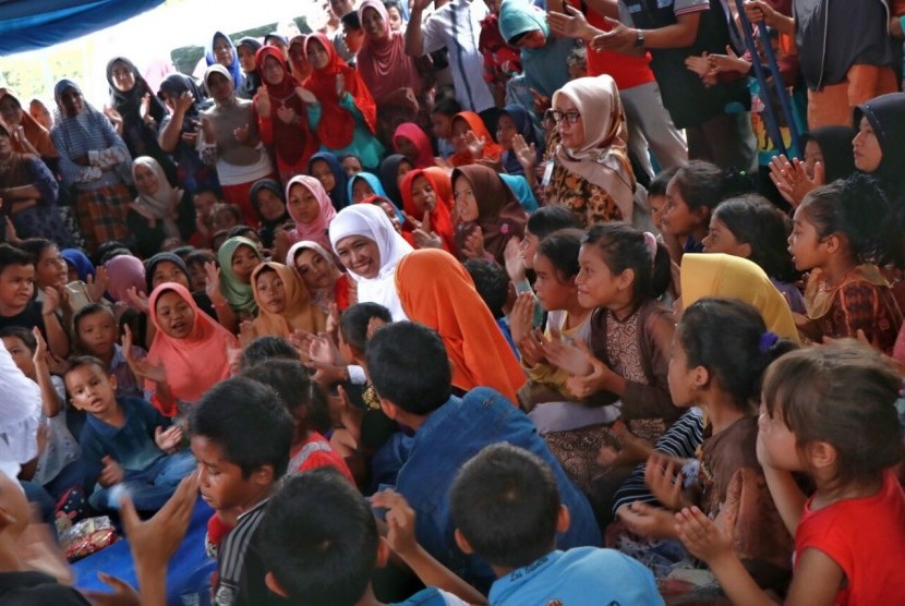 Alfamart menyerahkan bantuan secara simbolis bersama Menteri Sosial RI, Khofifah Indar Parawansa, di posko Pidie, Masjid Istiqomah, Jumat (9/12).