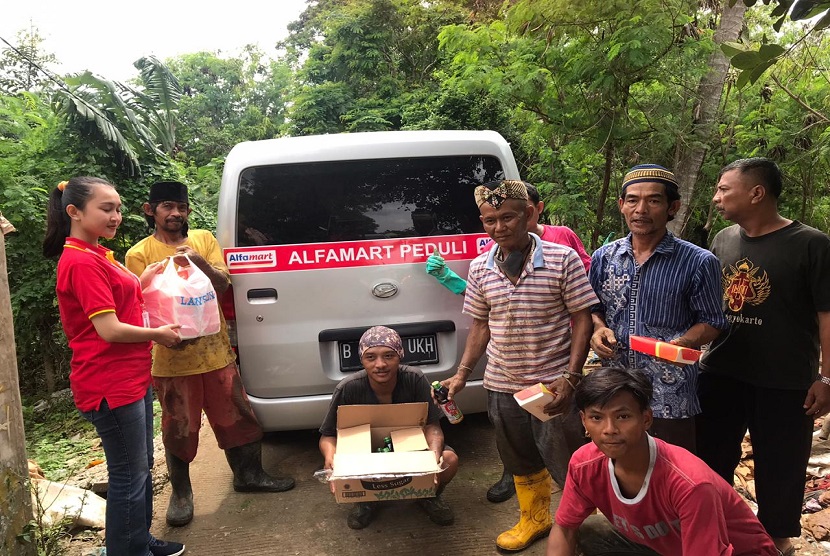 Alfamart secara aktif membantu korban bencana banjir seperti yang dilaksanakan di wilayah Jabodetabek, Serang, Lebak hingga Kabupaten Bandung Barat, Rabu  (8/1).