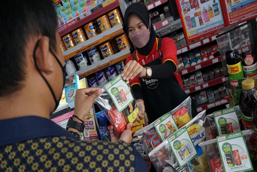 Alfamart, toko ritel andalan masyarakat ini mengerti kebutuhan dan keinginan itu dengan menghadirkan Pak Rahmat dan Bu Rahmat kembali.