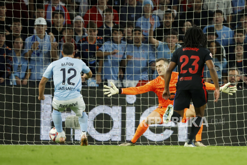 Alfon (12) dari Celta Vigo mencetak gol ke gawang Barcelona dalam pertandingan sepak bola La Liga Spanyol di Stadion Balaidos, Vigo, Ahad (24/11/2024) dini hari WIB. 