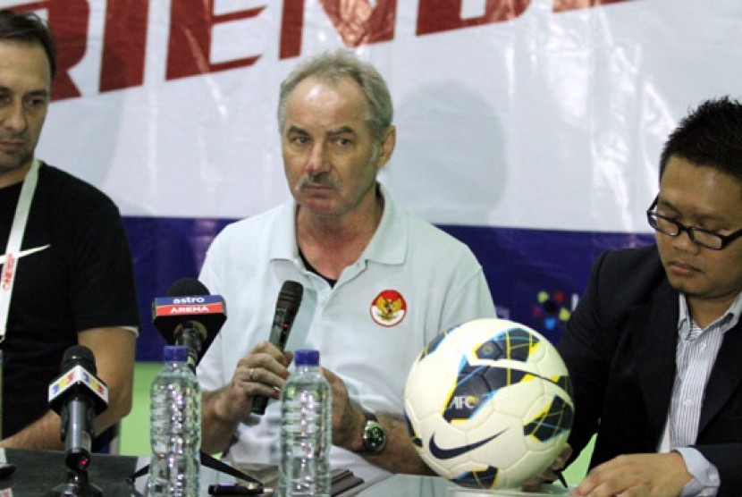 Alfred Riedl (tengah) dalam konferensi pers seusai laga Indonesia vs Malaysia.