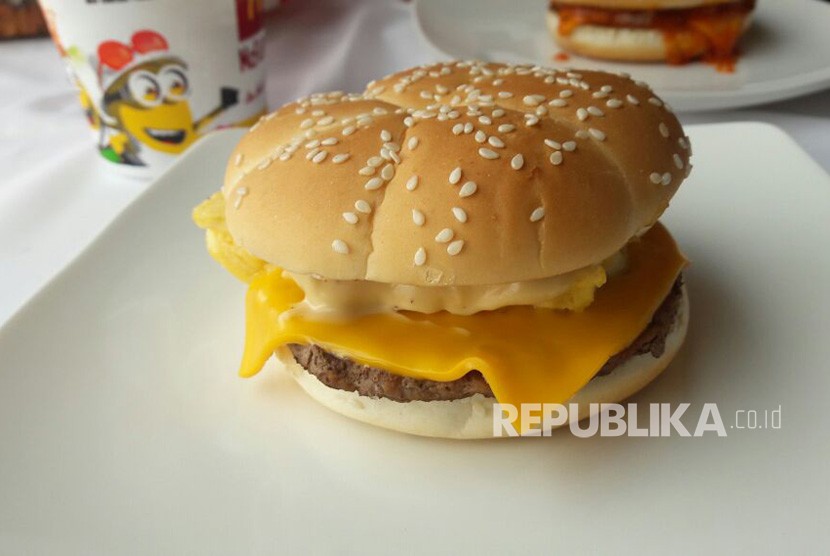 Burger McDonalds. Di Selandia Baru, McDonalds mengganti produk kejunya dengan yang tak memiliki pewarna buatan.