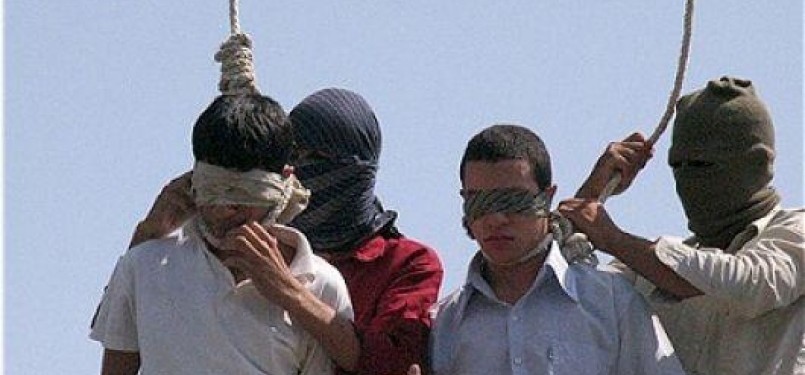 Algojo Iran ketika mengeksekusi para pelaku pemerkosaan tahun 2006 lalu.