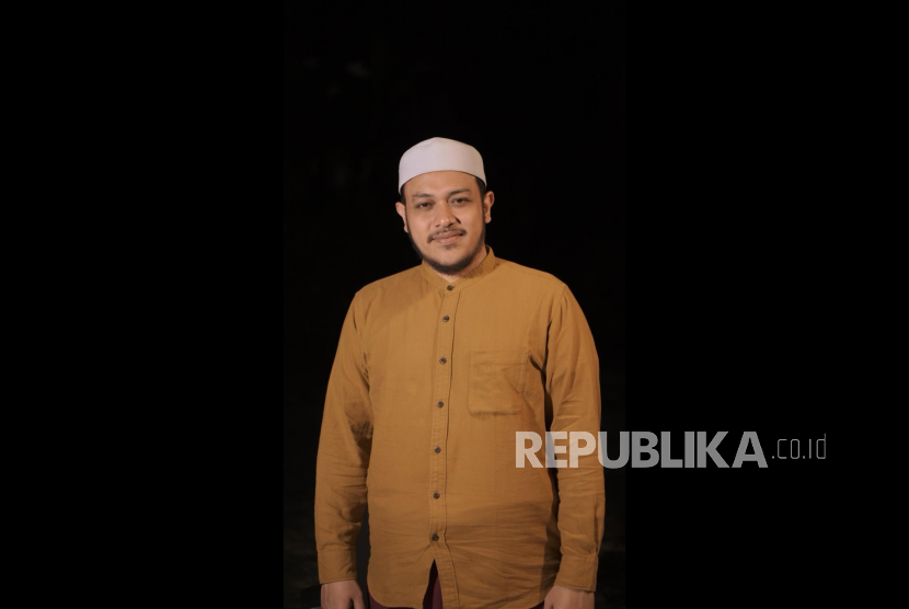 Alhabib Salim bin Abdurrohman Aljufri. Dia merupakan seorang ulama muda yang tidak hanya aktif di dunia nyata, tetapi juga giat menyebarkan pesan-pesan Islam melalui berbagai platform digital.