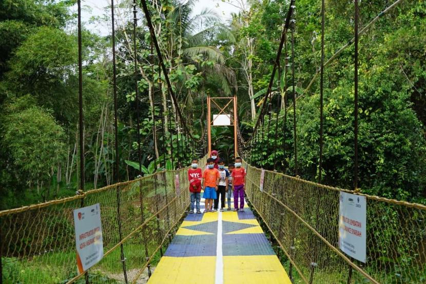 Alhamdulillah, jembatan untuk masyarakat Desa Ciparay, Kecamatan Cidolog, Kabupaten Ciamis akhirnya selesai diperbaiki. Kamis (12/08) jembatan diresmikan dan dihadiri langsung  Kepala Camat Cidolog, Otong Bustomi.