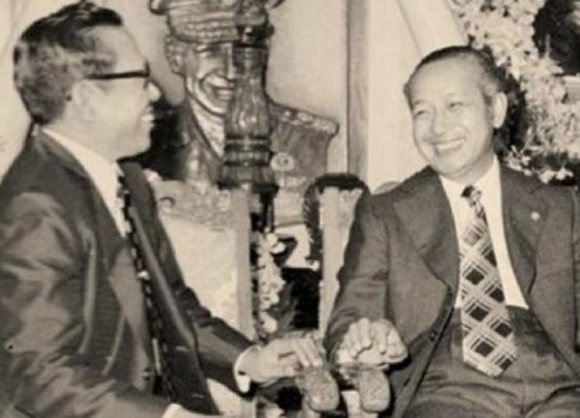 Ali Moertopo (kiri), raja intel Orde Baru mata dan telinganya Soeharto.