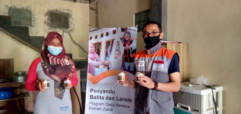 Ali Relawan Rumah Zakat yang juga ketua KPMD beserta Sugeng anggota KPMD datang diacara Posyandu Dusun Sojayan, Desa Campursari ikut berperan aktif melakukan pencegahan kasus stunting balita.