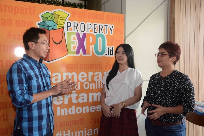 Ali Tranghanda, CEO Indonesia Property Watch  (kiri) sedang menjelaskan PropertyExpo.id.