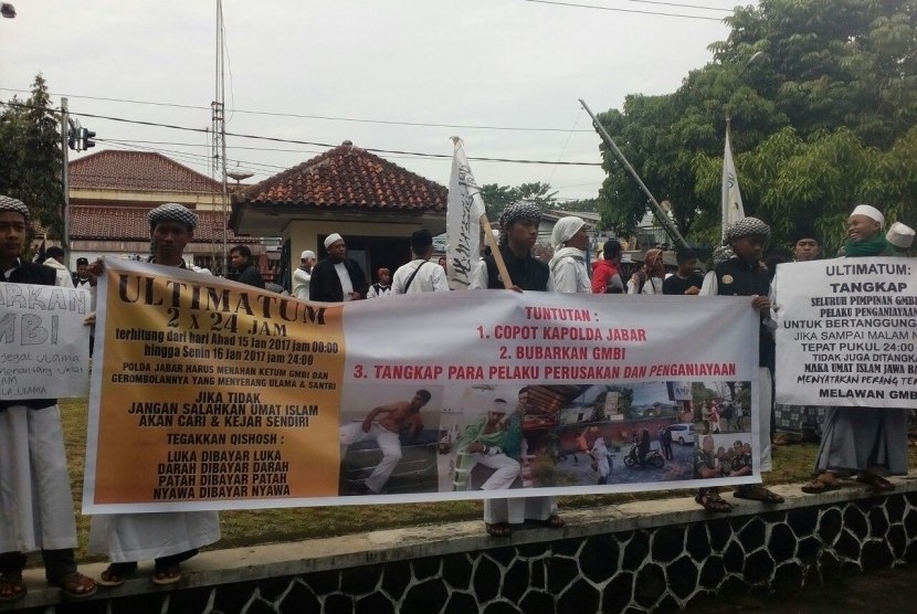 Aliansi Aktivis dan Masyarakat Muslim Tasikmalaya (Al Mumtaz) mengadakan aksi unjuk rasa pada Senin, (16/1) di depan gedung DPRD menuntut agar Kapolda Jawa Barat Irjen Anton Charliyan dipecat dari jabatannya.