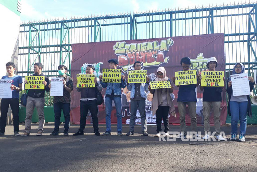 Aliansi Anak Muda AntiKorupsi menggelar aksi penolakan Pansus Hak Angket terhadap Komisi Pemberantasan Korupsi di depan Gedung DPR RI, Senayan, Jakarta pada Jumat (16/6).