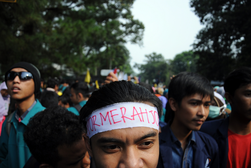 Aliansi BEM seluruh Indonesia melakukan aksi untuk memberi rapor merah kepada pemerintahan Jokowi-JK di depan Istana Kepresidenan, Bogor, Jawa Barat, Jumat (27/3). (foto : MgROL_34)  