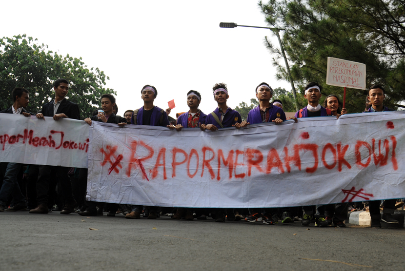 Aliansi BEM seluruh Indonesia melakukan aksi untuk memberi rapor merah kepada pemerintahan Jokowi-JK di depan Istana Kepresidenan, Bogor, Jawa Barat, Jumat (27/3). (foto : MgROL_34)  