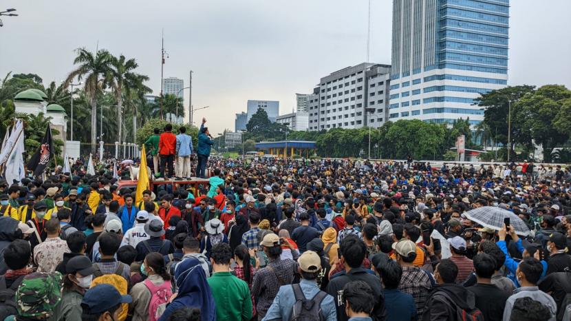 Aliansi BEM SI menggelar aksi untuk menyampaikan empat tuntutan di depan Gedung DPR/MPR, Kompleks Parlemen, Jakarta, Senin (11/4).