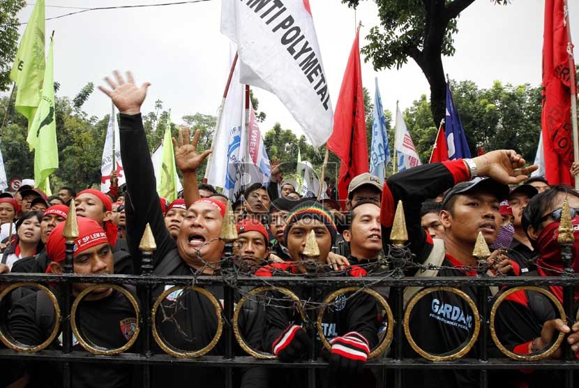  Aliansi buruh se-DKI Jakarta menggelar aksi unjuk rasa di depan Gedung Balai Kota, Jakarta Pusat, Selasa (13/11). (Adhi Wicaksono)