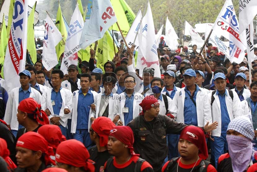  Aliansi buruh se-DKI Jakarta menggelar aksi unjuk rasa di depan Gedung Balai Kota, Jakarta Pusat, Selasa (13/11). (Adhi Wicaksono)