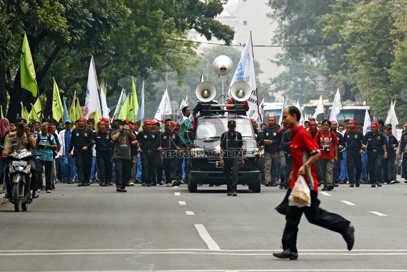  Aliansi buruh se-DKI Jakarta menggelar aksi unjuk rasa di depan Gedung Balai Kota, Jakarta Pusat, Selasa (13/11). (Adhi Wicaksono)