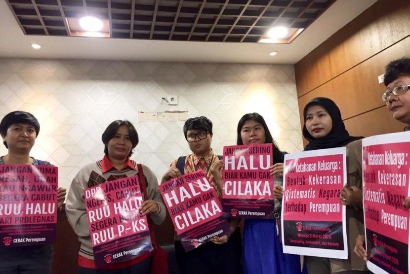 Aliansi Gerak Perempuan tolak RUU Ketahanan Keluarga di Kompleks Parlemen, Senayan, Jakarta, Senin (24/2). 