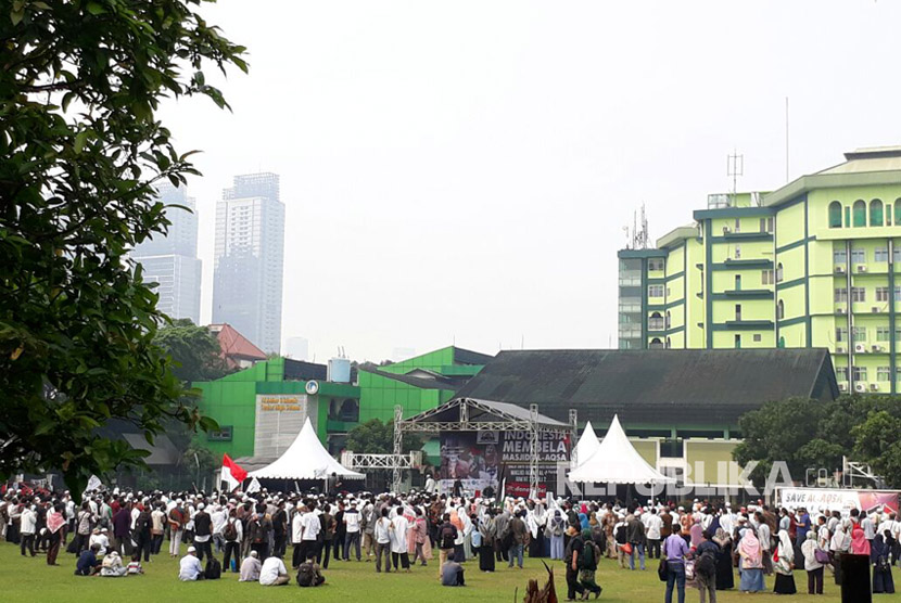 Aliansi Indonesia Membela Masjid Al Aqsha (AIMMA) menggelar aksi soladaritas bela Al Aqsa di lapangan Masjid Agung Al Azhar Jakarta pada Jumat (21/7). Aksi ini diisi orasi sejumlah tokoh dan ulama.