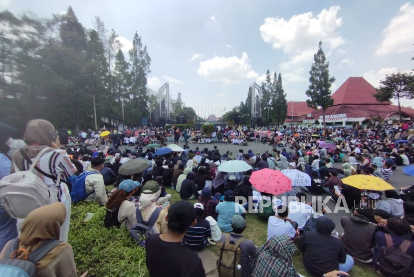 Aliansi Jogja Memanggil menggelar aksi demonstrasi di Bundaran Universitas Gadjah Mada (UGM), Senin (1/9/2025). 