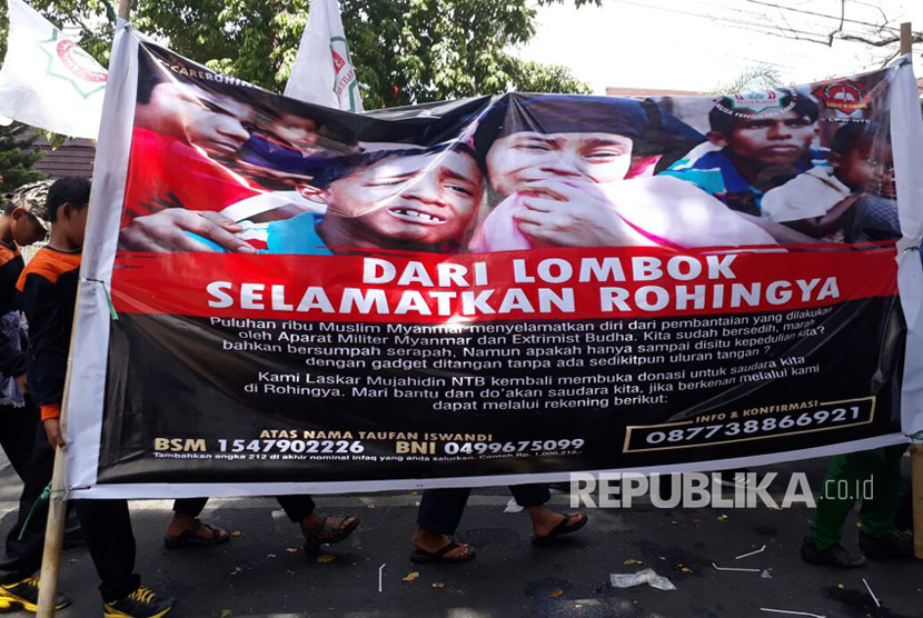 Aliansi Kemanusiaan Peduli Rohingya yang datang dari sejumlah elemen kelompok masyarakat di NTB turun ke jalan memprotes kebiadaban militer Myanmar terhadap warga Rohingya. Massa aksi mulai berjalan dari Gelanggang Pemuda NTB menuju Islamic Center NTB dan berakhir di Kantor Gubernur NTB, Senin (4/9).