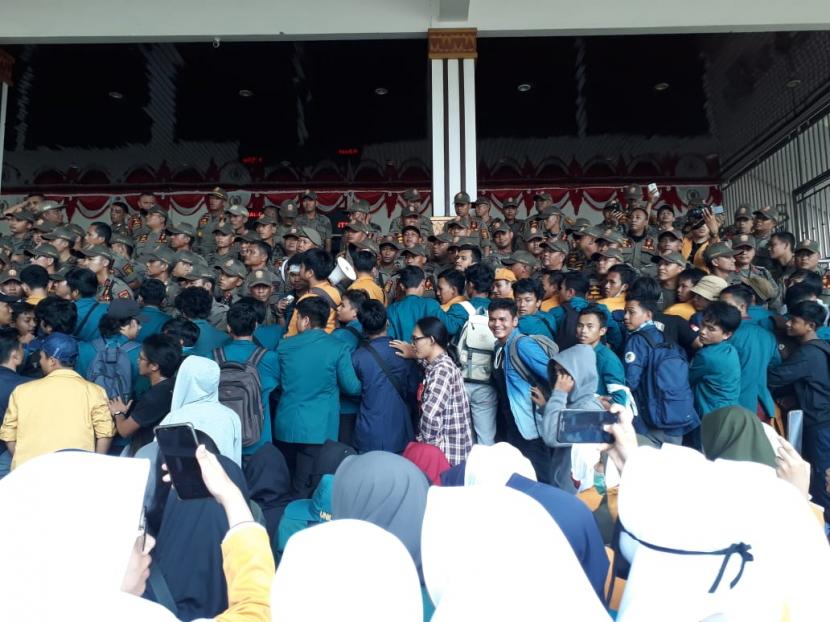 Aliansi Lampung Memanggil demo DPRD Lampung menolak Omnibus Law, Selasa (10/3)(Republika/Mursalin Yasland)