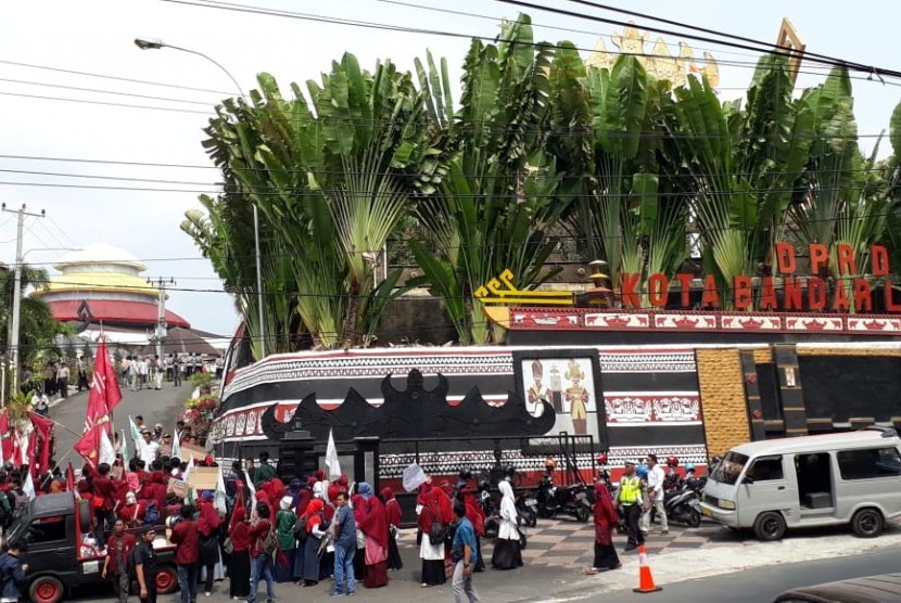 Aliansi Mahasiswa Bandar Lampung Peduli Indonesia kembali berunjuk rasa menolak RUU dan UU KPK di DPRD Kota Bandar Lampung, Jumat (27/9). 