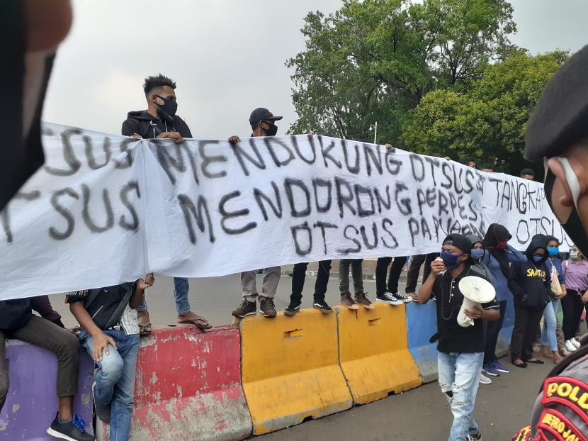 Aliansi Mahasiswa Papua Barat (AMPB) menggelar aksi unjuk rasa mendukung Otonomi Khusus (Otsus Papua) di depan Istana Negara, Jakarta Pusat.