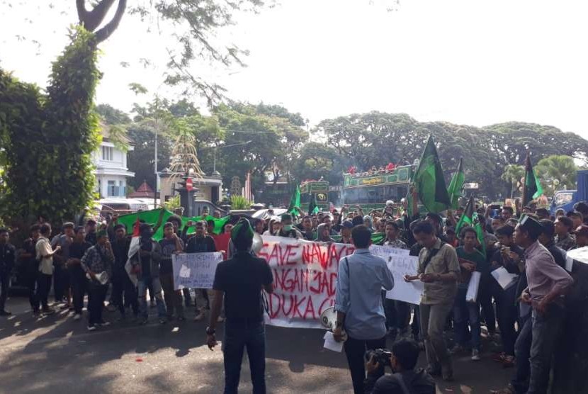 [ilustrasi] Aliansi Mahasiswa Universitas Islam Malang melakukan aksi demo di Halaman Balaikota Malang, Jumat (14/9). 