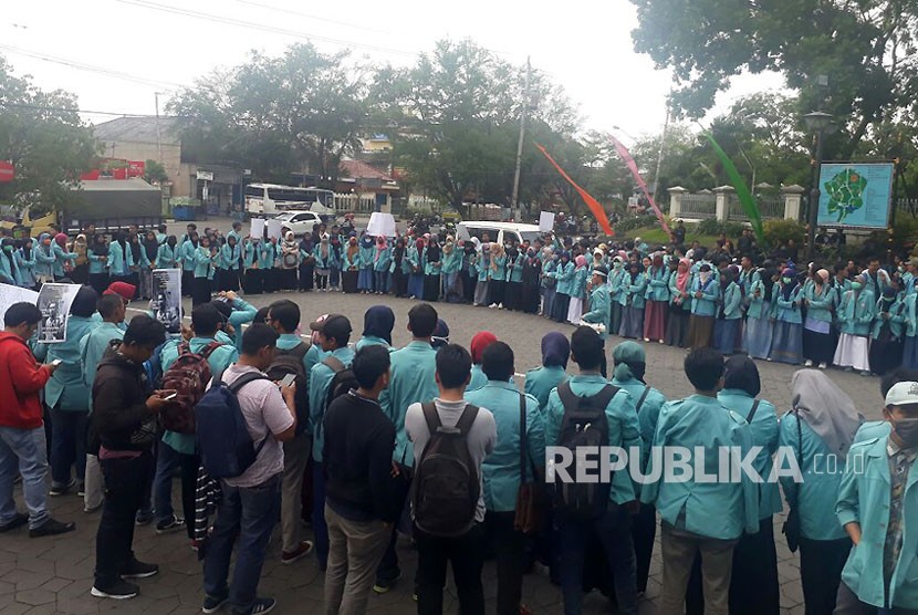 Aliansi Mahasiswa Universitas Sebelas Maret menggelar aksi unjukrasa menuntut dibebaskannya sejumlah mahasiswa yang ditahan Polda Metro Jaya di Boulevard UNS  Rabu (25/10), 