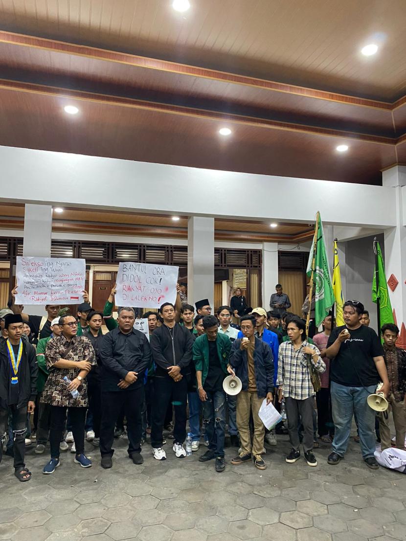 Aliansi Mahasiswa Untuk Bantul (AMUBA) bersama DEMA IIQ An-Nur menggelar aksi di depan gedung DPRD Bantul, Senin (26/8/2024). Selain itu, dari PMII Komisariat IIQ An-Nur, IMM Bantul, Bem Alma Ata, KM UTDI dan beberapa elemen pemuda lainnya juga turut ikut andil dan menyuarakan aspirasinya dalam aksi tersebut.  