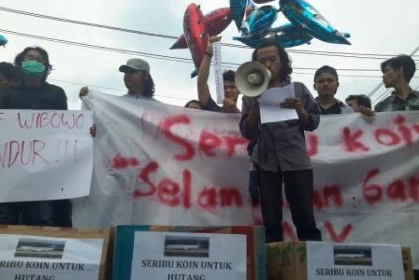 Aliansi Mahasiswa Yogyakarta berujuk rasa meminta perbaikan tata kelola PT Garuda Indonesia Tbk