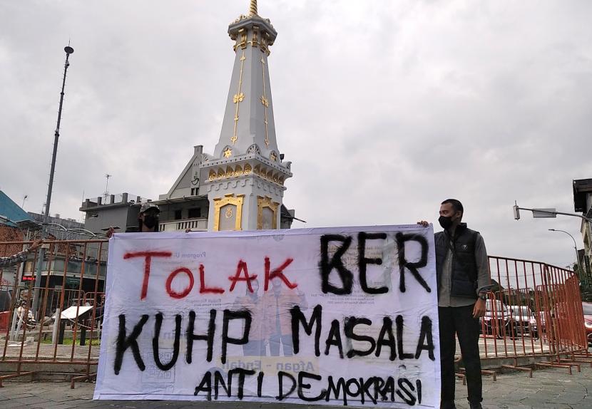 Aliansi masyarakat dan mahasiswa menggelar unjuk rasa menolak pengesahan KUHP di Tugu Pal Putih, Yogyakarta. KSP mengeklaim KUHP yang baru disahkan tidak bertentangan dengan demokrasi.
