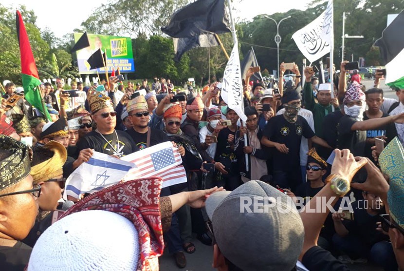 Bendera Amerika Serikat dan bendera Israel dibakar / Ilustrasi 