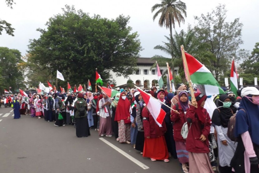Aliansi Masyarakat Selamatkan Al-Aqsha Jawa Barat melakukan aksi di depan Gedung Sate, Jalan Dipenogoro, Kota Bandung, Jumat (21/7). Mereka menyuarakan kepedulian terhadap mesjid Al-Aqsha yang ditutup tidak boleh digunakan.