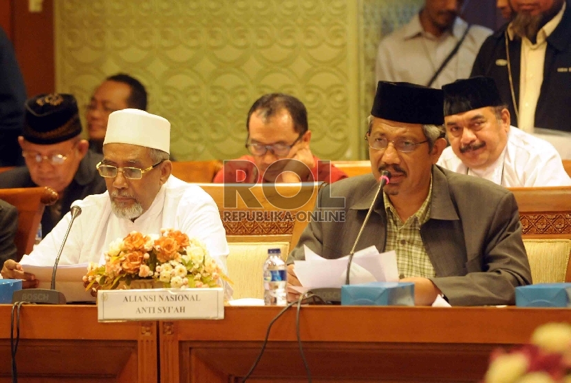 Aliansi Nasional Anti Syiah (ANNAS), Athian Ali (kanan) melakukan audiensi dengan Komisi VIII di ruang rapat Mahkamah Kehormatan Dewan di Gedung DPR RI, Jakarta, Rabu (4/2).(Republika/Agung Supriyanto)