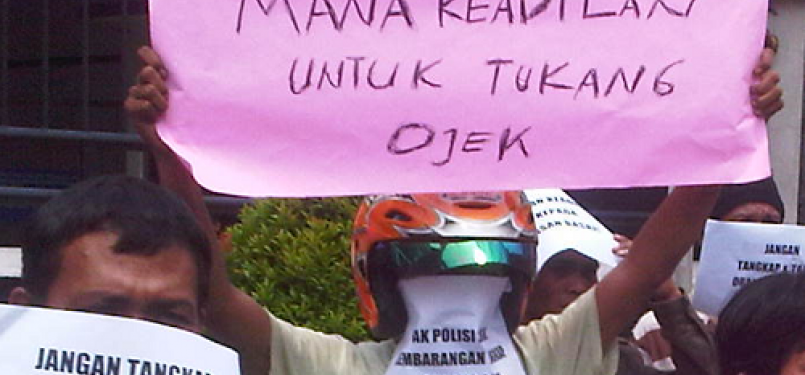 Aliansi ojek Banteng menggelar aksi demonstrasi di depan Pengadilan Negeri Jakarta Pusat, Senin (20/2).