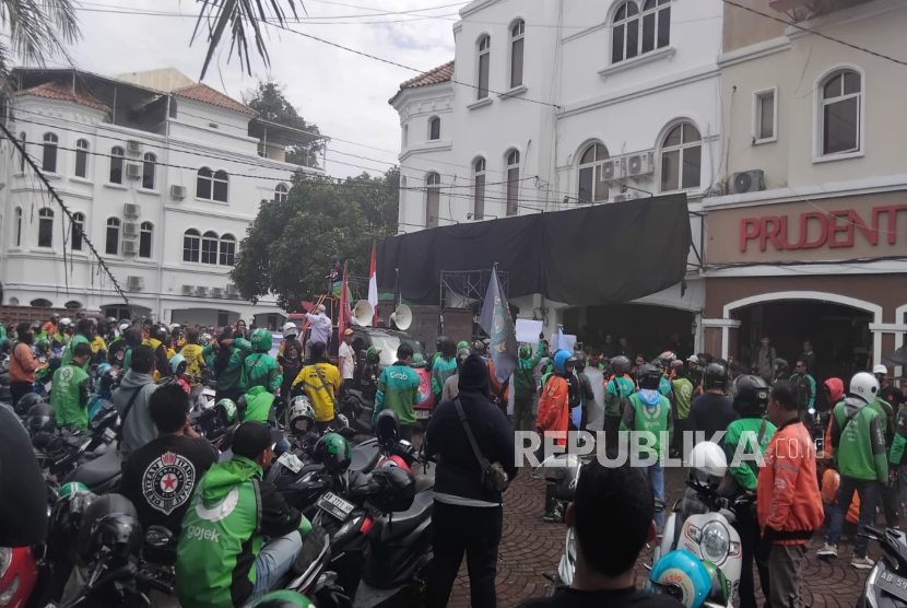 Aliansi ojek online (ojol) menggelar unjuk rasa di DPRD DIY, Selasa (20/5/2025).