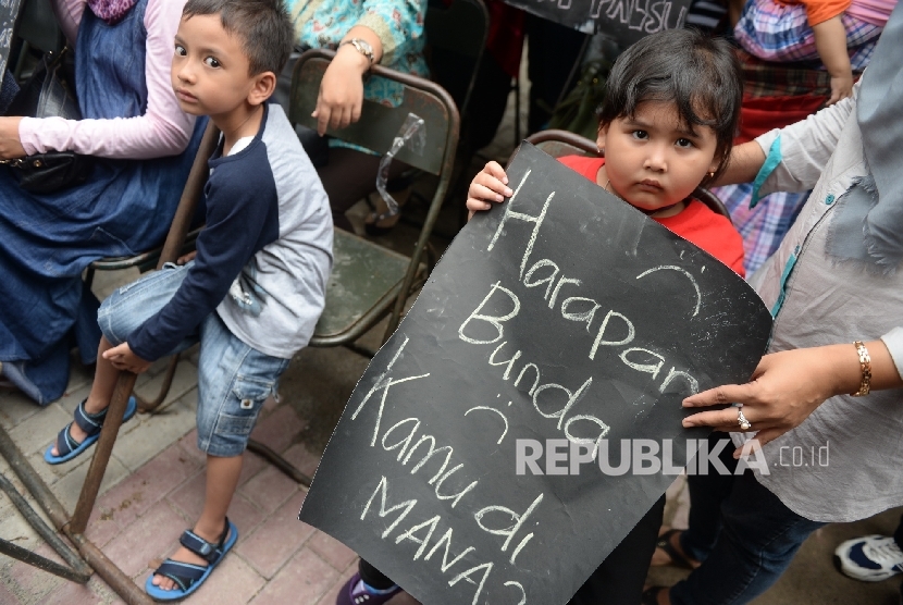 Aliansi Orang Tua Korban Vaksin Palsu bersama KontraS dan YLBHI  menggelar aksi solidaritas di RS Harapan Bunda, Jakarta, Rabu (20/7).Republika/Wihdan Hidayat