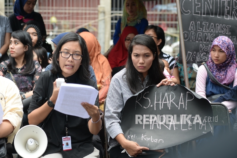 Aliansi Orang Tua Korban Vaksin Palsu bersama Kontras dan YLBHI  menggelar aksi solidaritas di RS Harapan Bunda, Jakarta, Rabu (20/7). Republika/Wihdan Hidayat