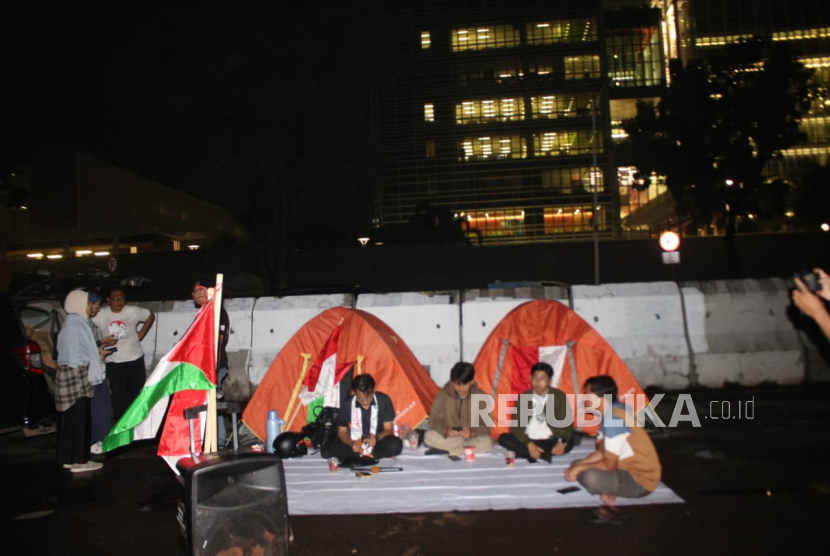 Aliansi Pemuda Indonesia untuk Palestina (API Palestina) menggelar aksi berkemah bertajuk Solidarity Camp di depan Kedutaan Besar Amerika Serikat di Jakarta