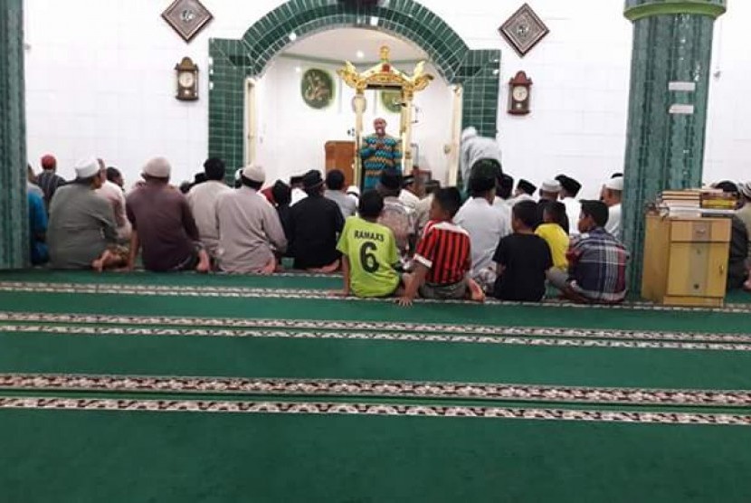 Aliansi Pemuda Peduli Masjid Singaraja mengadakan gerakan Shalat Qiyamul dan Subuh Berjamaah di Masjid Agung Jami Singaraja