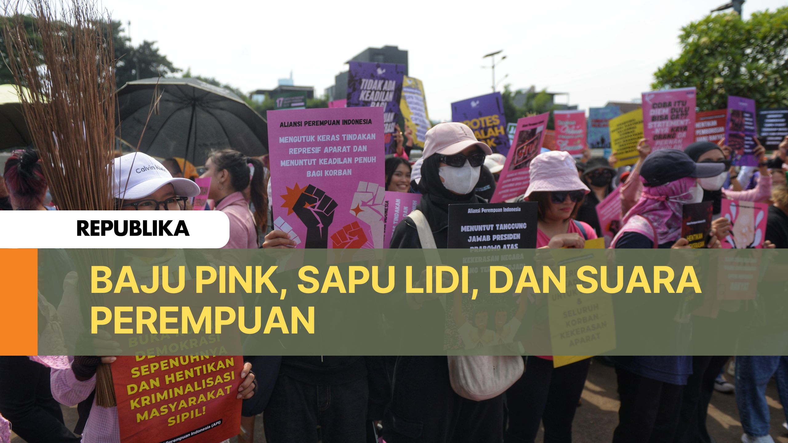 Baju Pink, Sapu Lidi, dan Suara Perempuan