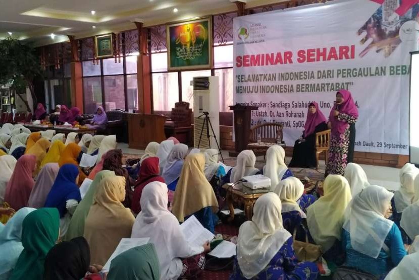 Aliansi Perempuan Peduli Indonesia (Alppind) bidang Ketahanan Keluarga mengadakan seminar sehari dengan tema ‘Selamatkan Indonesia dari Pergaulan Bebas menuju Indonesia Bermartabat’. Sabtu, 29/9