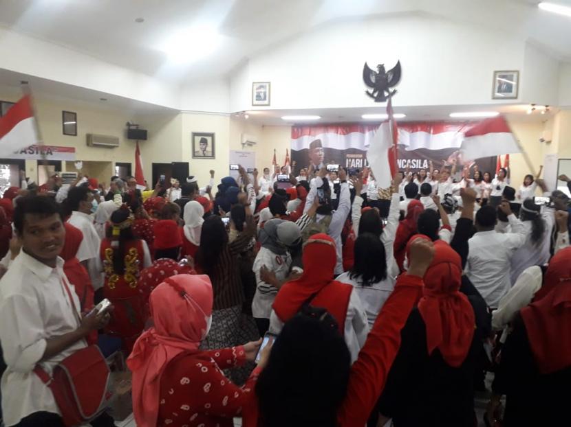 Musra Relawan Jokowi diduga akan jadi Parpol yang akan dipimpin Jokowi. Foto ilustrasi aliansi Relawan Militan Jokowi memperingati Hari Lahir Pancasila, di Gedung Joang 45, Jakarta, Rabu, 1 Juni 2022 sore, salah satunya Seknas Jokowi. 