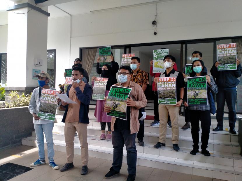 Aliansi Selamatkan Lingkungan Malang Selatan memberikan pernyataan sikap terkait rencana pembangunan perkebunan kelapa sawit di Gedung DPRD Kabupaten Malang, Kamis (10/6). 
